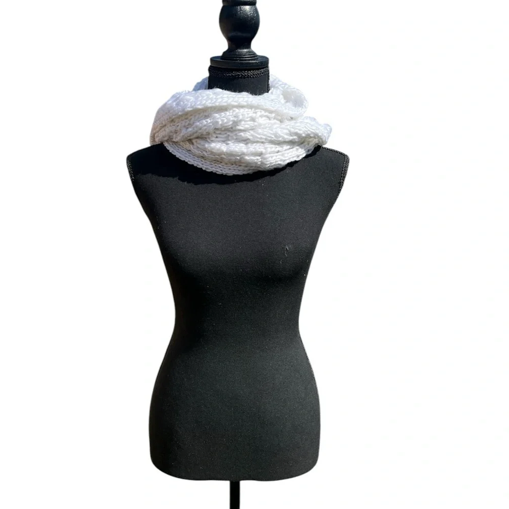Women’s knitted around the neck, white scarf. Comfy and cozy OS.
